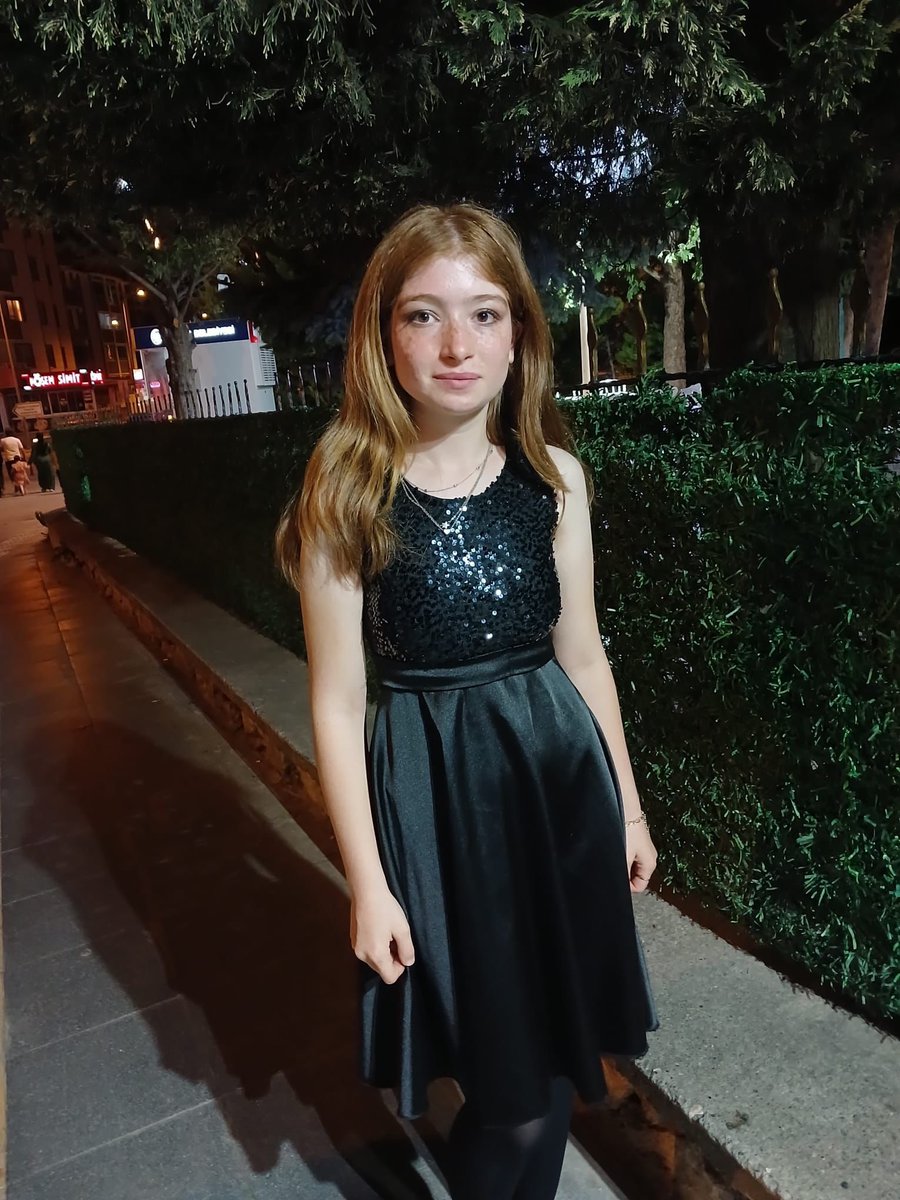 Gülseren Demir, 14 yaşında İzmir Yeşilyurt'ta ailesinin evinden okula gitmek için çıkıyor ve bir daha haber alınamıyor. 

LÜTFEN ELDEN ELE YAYALIM 🙏

#GülserenDemirNerede
#GülserenNerede
