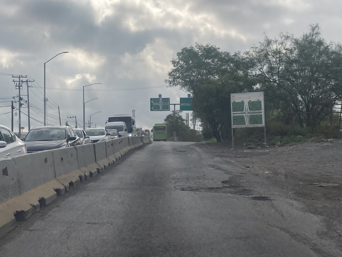 Bachesote que ya obstruye un carril
Avenida Ruiz Cortines 100m antes de llegar a la autopista al aeropuerto 
Dirección poniente-oriente 

<a href="/municipiodegpe/">Guadalupe Gobierno Municipal</a> <a href="/HectorGarciaNL/">Héctor García García</a> urge su atención pues ya genera tráfico pues se está cubriendo casi medio carril