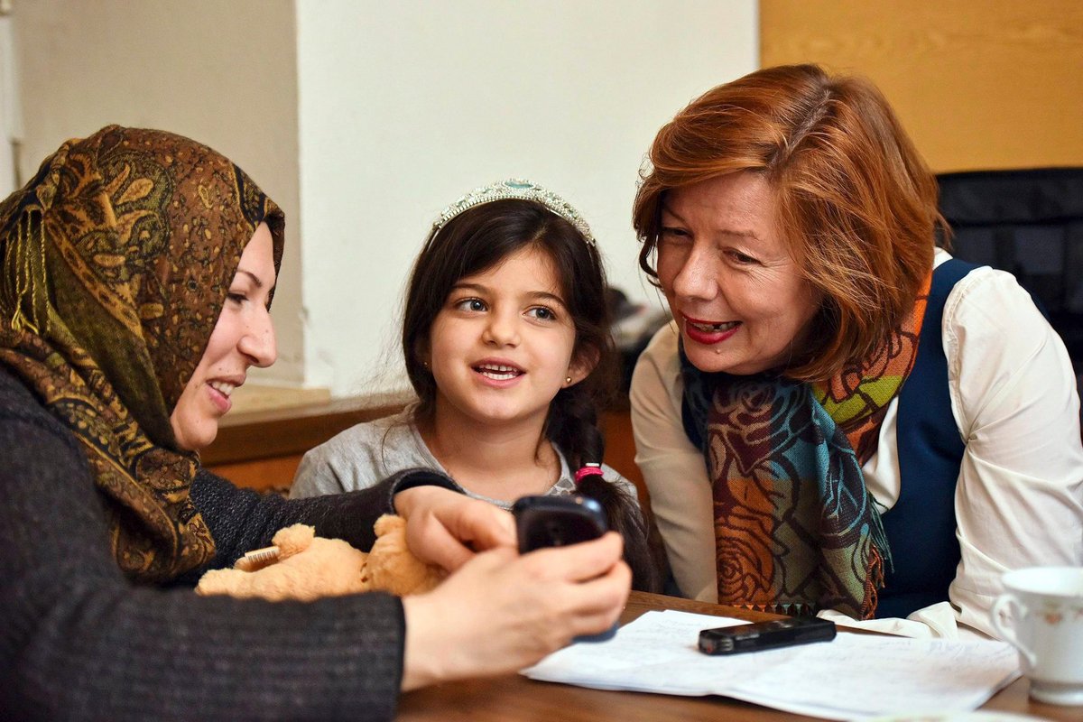 Ihr Bild ging um die Welt: 2015 ist Dunja nach Österreich geflüchtet - ich habe damals mit ihr gesprochen. Heute ist sie 16 und erinnert sich an ihre Flucht, Hass im Netz und einen Neuanfang. Das Interview lest ihr morgen in der #Krone und schon heute Abend auf <a href="/krone_at/">Kronen Zeitung</a>