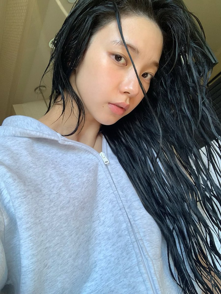 karinaspics's tweet image. BAREFACED KARINA LOOKS SO FINE