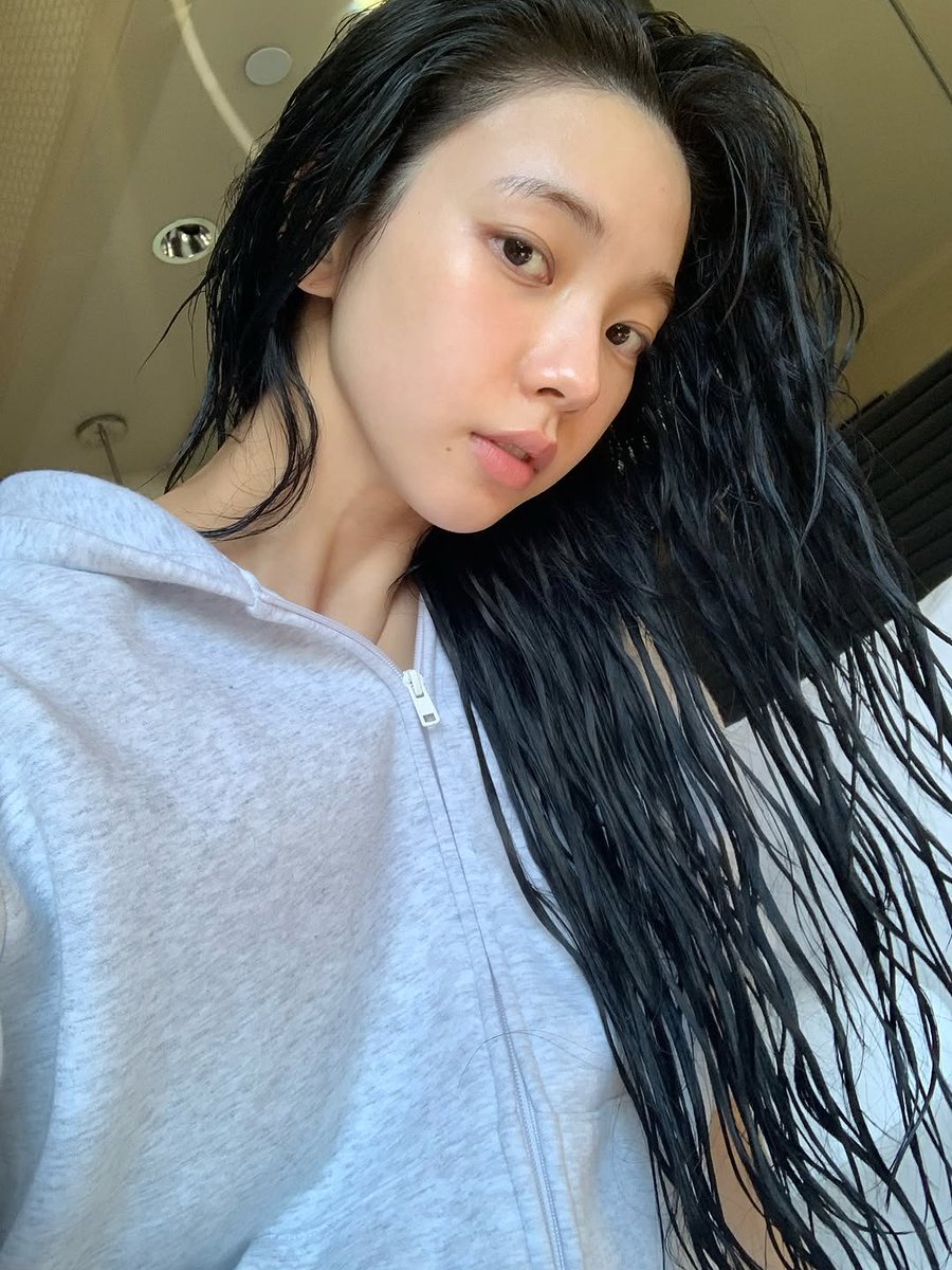 karinaspics's tweet image. BAREFACED KARINA LOOKS SO FINE