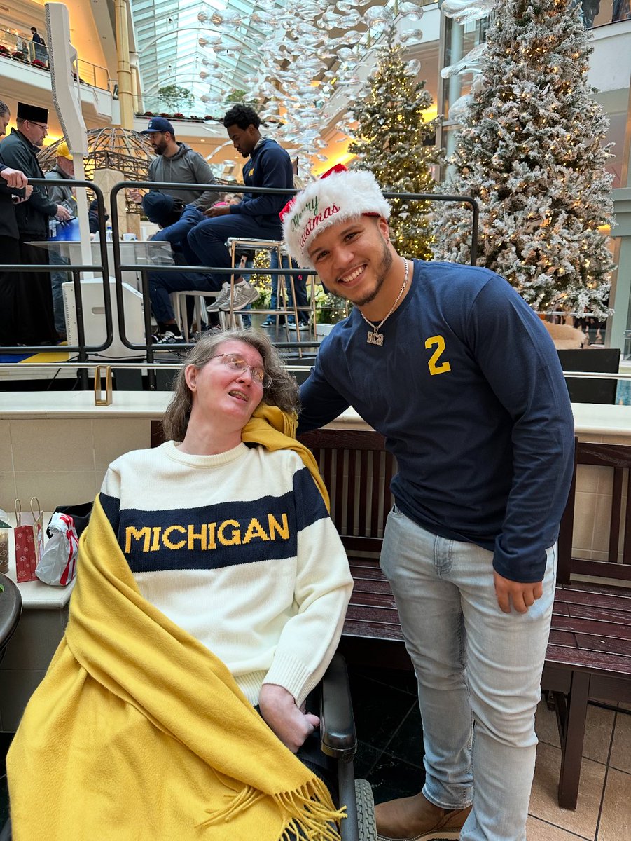 Cool moment today in Central  Michigan’s game at Michigan. CMU OC Jim Chapin is a Michigan grad. His sister, Maggie, will be at the game, seeing her brother coach for first time in 15 years.