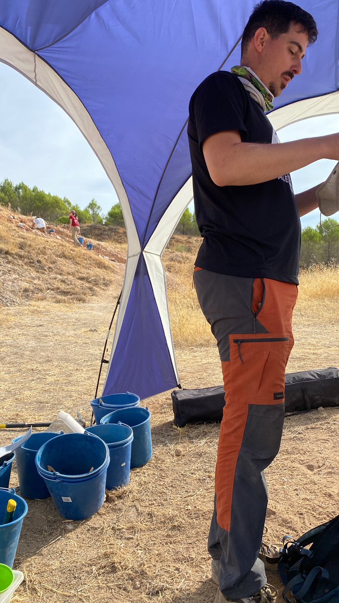LorancaBasin's tweet photo. Día 13 en #LOR24: la campaña se acerca a su fin. Extraemos bloques grandes y comenzamos el engasado de los restos expuestos para el próximo año. Mañana taparemos los yacimientos con geotextil y trasladaremos los fósiles al @MuPaclm https://t.co/7O0Heh2c8K