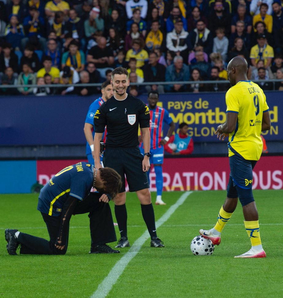 Longue vie à notre club. 
Merci mon <a href="/FCSM_officiel/">FC Sochaux-Montbéliard</a> d’amour pour cet honneur. 
💛💙

Photo : Gilles Guigon