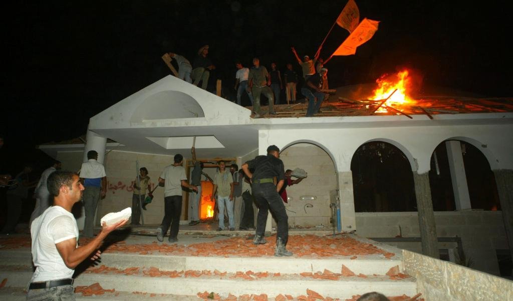 قبل 20 سنة، انسحبت إسرائيل من غزة بالكامل.
حتى القبور نقلتها من غزة احترامًا للموتى!

تركت بيوت وكُنس وبيوت بلاستيكية زراعية،
وتوقعت أن تتحول غزة إلى سنغافورة.

بس شو عملوا وحوش حماس؟
حرقوا الكنس والبيوت البلاستيكية، وافتتحوا مصانع للكراهية.
حفروا أنفاق وصنعوا صواريخ 
بدلًا من أن