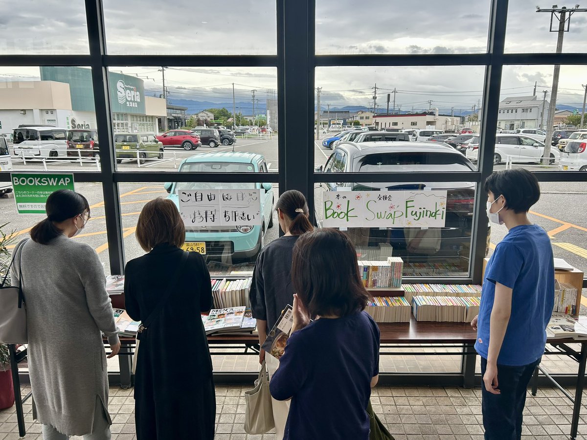 BookSwapChofu's tweet photo. 今日、富山県にあるTSUTAYA Books 文苑堂藤の木店にてBookSwapとトークショーを行ってきました✨BookSwap3回目の開催。地域の本が人を介してぐるぐる巡っています！座間耀永さんとのトークも盛り上がりました✨ https://t.co/OUmnmgPTFV