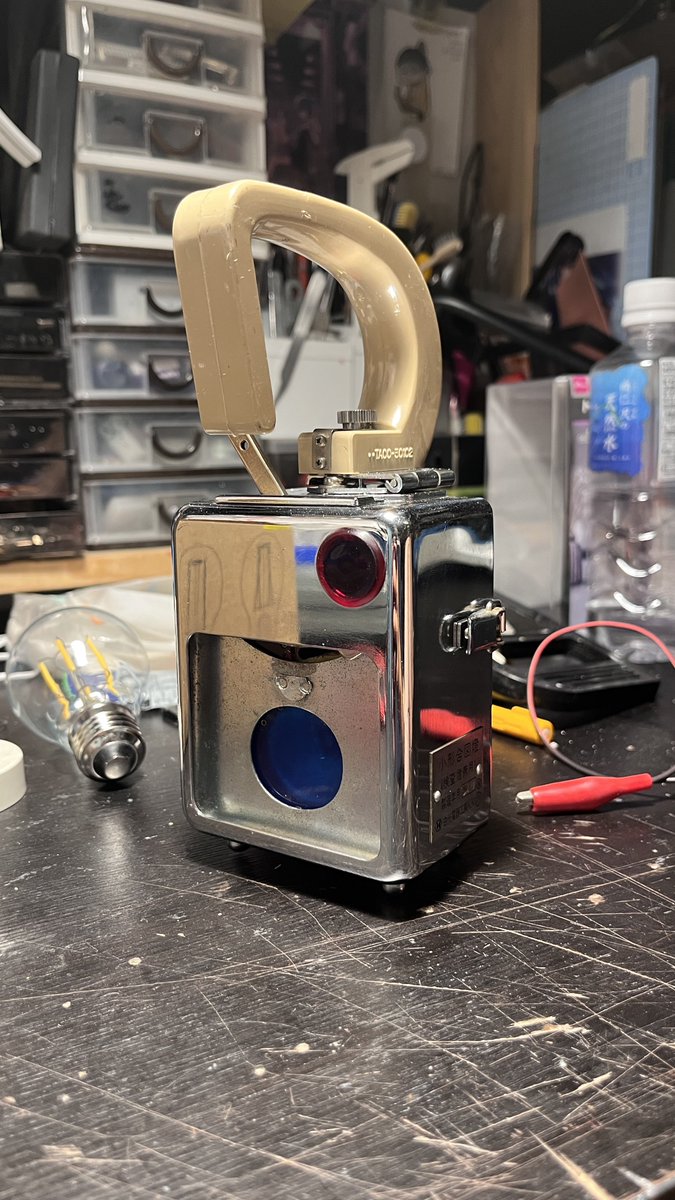 レンズとつまみ付属してないの画像ではっきりわかってたのに
気付かないまま入札しちゃって
途中で気づいて手元に来てorz

でも！ここからが本領というか楽しみですよ
レンズとつまみくらい複製したるわい

外内装めちゃ綺麗
電球も点くしパタパタもスムーズ