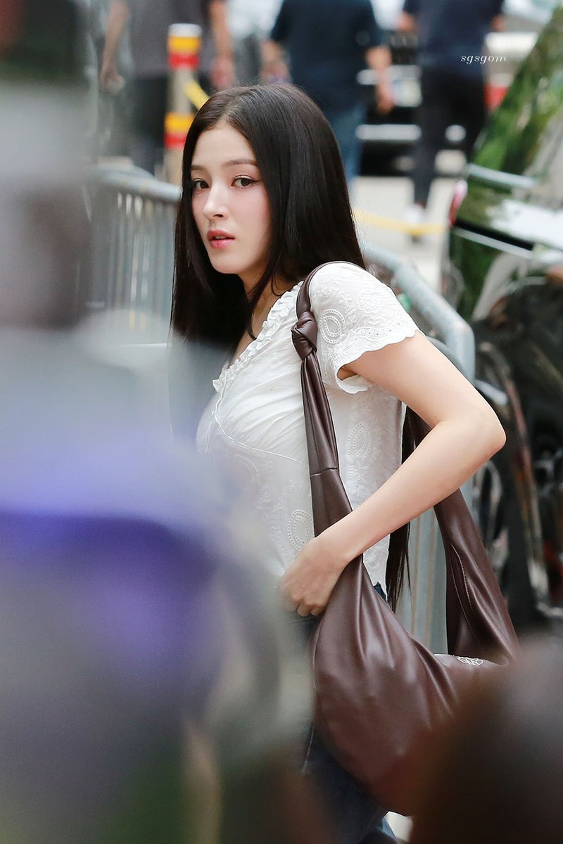 sgsgom_'s tweet photo. 250912 뮤직뱅크 출근 #모모랜드 #낸시 https://t.co/GNjWMieIvB