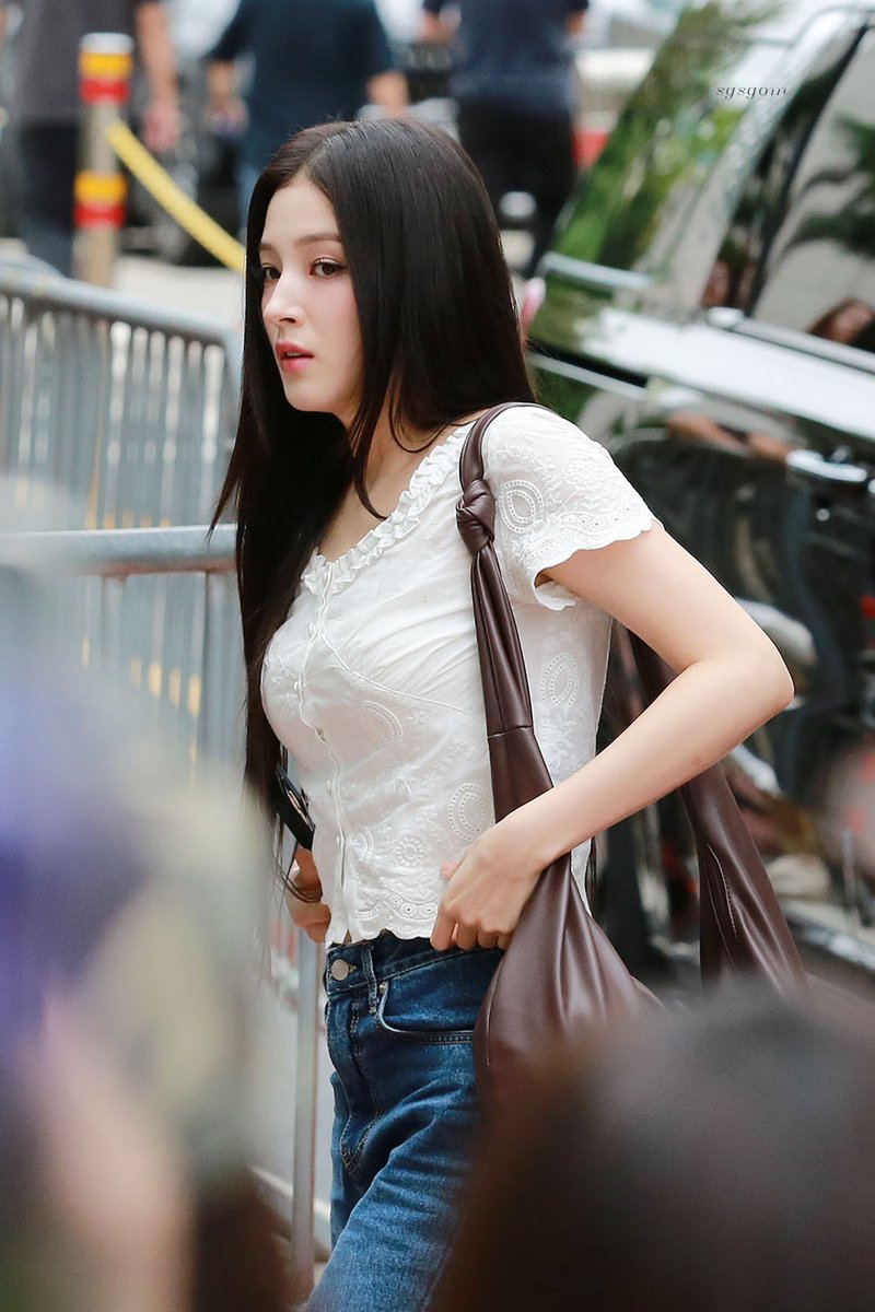 sgsgom_'s tweet photo. 250912 뮤직뱅크 출근 #모모랜드 #낸시 https://t.co/GNjWMieIvB