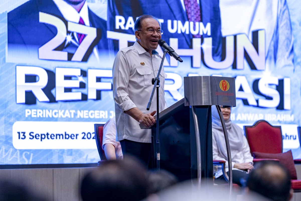 anwaribrahim's tweet photo. Mengakhiri lawatan kerja ke Johor, saya menghadiri Program Rapat Umum 27 Tahun Reformasi Peringkat Negeri Johor bersama saf kepimpinan dan anggota KEADILAN negeri dan pusat dalam suasana penuh santai, harmoni dan semangat perjuangan yang tidak pernah luntur.

Reformasi bukan sekadar slogan, ia adalah iltizam yang berakar pada nilai keadilan, ketelusan dan kemanusiaan. 

Saya tekankan bahawa perjuangan ini mesti diteruskan dengan bijaksana, berprinsip, dan berpandukan visi untuk membentuk sebuah negara yang manusiawi, inklusif dan maju.

Negara yang kita impikan bukan sekadar hebat pada infrastruktur dan angka ekonomi, tetapi yang menjunjung maruah insan, membela yang tertindas, dan meraikan kepelbagaian dalam semangat perpaduan.

Setiap langkah reformasi yang kita pacu hari ini adalah demi generasi akan datang agar mereka mewarisi sebuah Malaysia yang adil, aman dan bermaruah.

#MalaysiaMADANI
#RancakkanMADANI
#MADANIbekerja