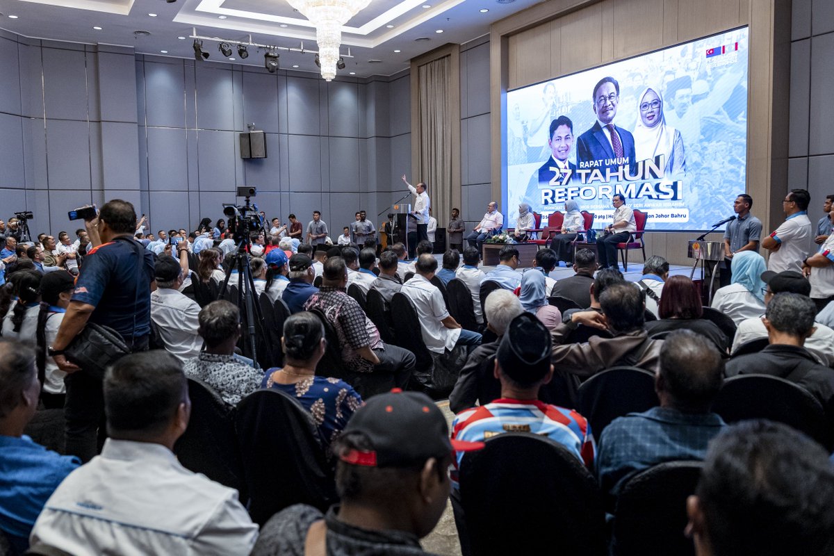 anwaribrahim's tweet photo. Mengakhiri lawatan kerja ke Johor, saya menghadiri Program Rapat Umum 27 Tahun Reformasi Peringkat Negeri Johor bersama saf kepimpinan dan anggota KEADILAN negeri dan pusat dalam suasana penuh santai, harmoni dan semangat perjuangan yang tidak pernah luntur.

Reformasi bukan sekadar slogan, ia adalah iltizam yang berakar pada nilai keadilan, ketelusan dan kemanusiaan. 

Saya tekankan bahawa perjuangan ini mesti diteruskan dengan bijaksana, berprinsip, dan berpandukan visi untuk membentuk sebuah negara yang manusiawi, inklusif dan maju.

Negara yang kita impikan bukan sekadar hebat pada infrastruktur dan angka ekonomi, tetapi yang menjunjung maruah insan, membela yang tertindas, dan meraikan kepelbagaian dalam semangat perpaduan.

Setiap langkah reformasi yang kita pacu hari ini adalah demi generasi akan datang agar mereka mewarisi sebuah Malaysia yang adil, aman dan bermaruah.

#MalaysiaMADANI
#RancakkanMADANI
#MADANIbekerja