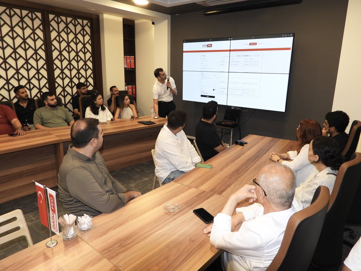 daimfed's tweet photo. DAİMFED Haftalık Değerlendirme Toplantısı

Doğu Akdeniz İnşaat Müteahhit Birlikleri Federasyonu (DAİMFED) olarak haftalık rutin toplantımızı gerçekleştirdik.
Toplantımızda sektörümüzün güncel durumunu ve gündemdeki gelişmeleri ele alarak geleceğe dair projelerimizi ve stratejik yol haritamızı detaylı şekilde değerlendirdik.

📌Federasyonumuz; inşaat sektöründe kaliteyi, güveni ve dayanışmayı esas alan çalışmalarıyla her geçen gün daha da güçlenmeye devam ediyor. Üyelerimizin katkıları ve ortak vizyonumuz doğrultusunda sektördeki sorunlara çözüm üretmek ve daha güçlü bir yapı inşa etmek için kararlılıkla çalışıyoruz.

✅Bu kapsamda, DAİMFED’e yeni katılan değerli misafirlerimizi ağırlayarak federasyonumuzun hedeflerini, projelerini ve sektöre kattığı değeri paylaştık.
Birlik ve beraberliğimizle, bölgemizin ve ülkemizin inşaat sektörüne yön veren bir güç olmaya devam edeceğiz.
