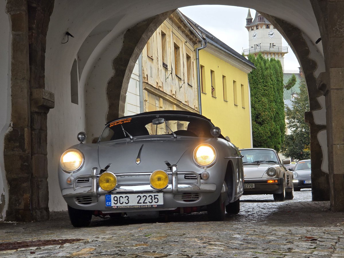 Na náměstí měla v sobotu 13/9 zastávku spanilá jízda vozidel Porsche. Auta vyjela ze Šternberka, kde o víkendu probíhá Ecce Homo Historic, a pokračovala do Litovle.
