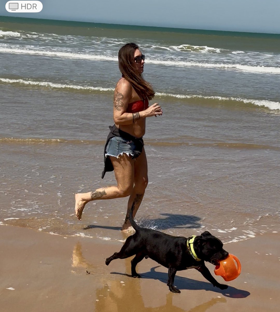 Faço 57 hj. (Quase tô c meu cartão de idosa) . 
Primeiro aniversário sem minha mãe por perto me dando parabéns logo cedo.
O mundo , uma panela de pressão.
Mas vou comemorar…
Comemorar minha família, meus amigos, minha nova empresa , minhas conquistas .
Vou comemorar minha