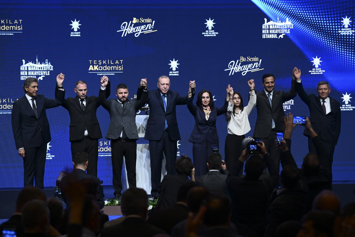CHP'den istifa eden Beykoz Belediye Başkan Vekili Özlem Vural Gürzel, AK Parti'ye katıldı. Cumhurbaşkanımız Recep Tayyip Erdoğan, AK Parti'ye katılan Beykoz Belediye Başkan Vekili Özlem Vural Gürzel'e parti rozetini taktı...