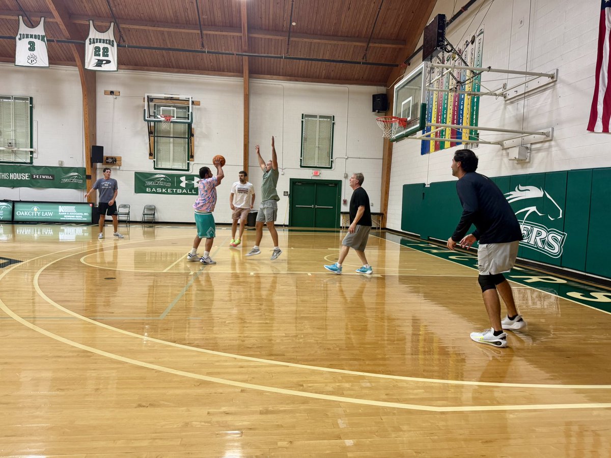 dougwarf's tweet image. Big thanks to Coach Shields for opening the gym for our special guests. I stopped by at the start - @AdamSandler still has a silky touch and don’t sleep on @sammorril’s jumper. 

Competitive in the gym and hilarious on the stage is a fantastic combo, gents👊.