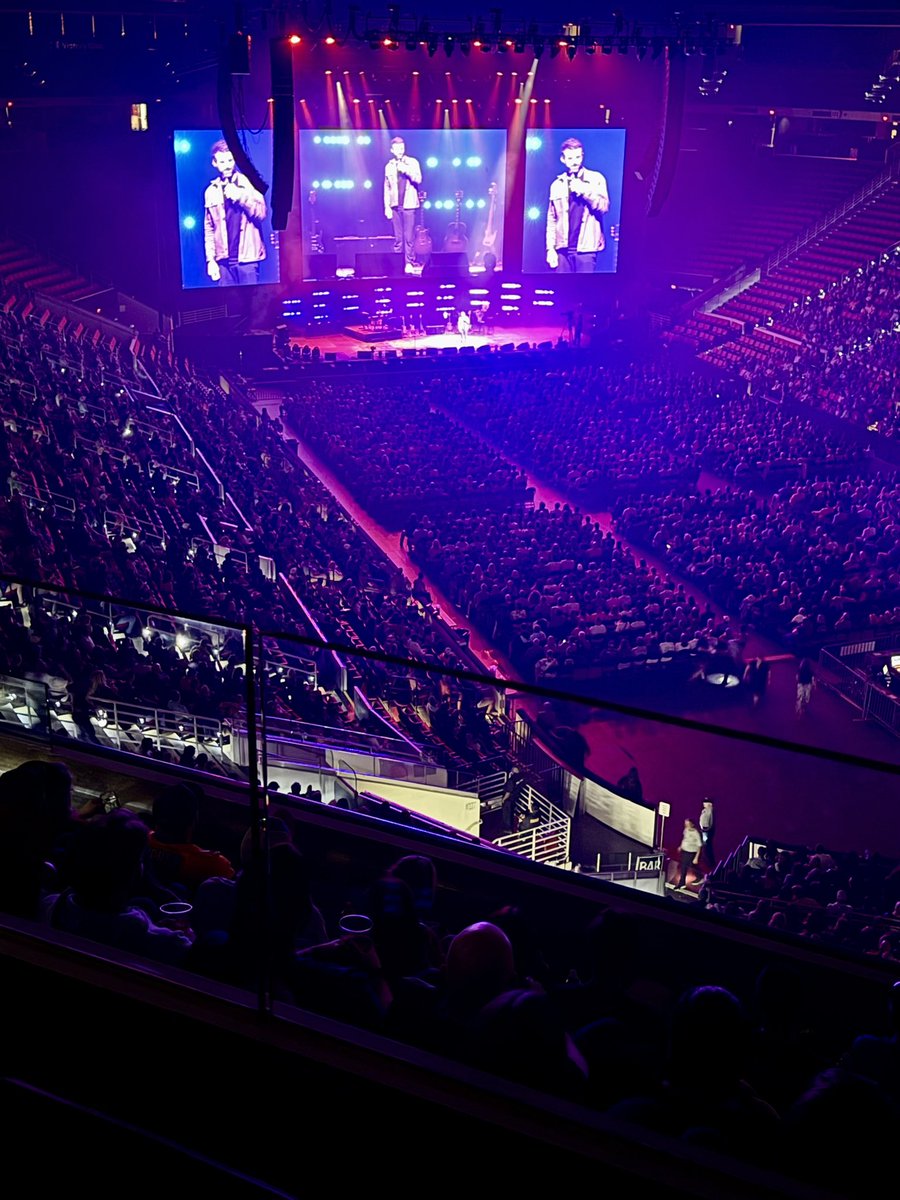 dougwarf's tweet image. Big thanks to Coach Shields for opening the gym for our special guests. I stopped by at the start - @AdamSandler still has a silky touch and don’t sleep on @sammorril’s jumper. 

Competitive in the gym and hilarious on the stage is a fantastic combo, gents👊.