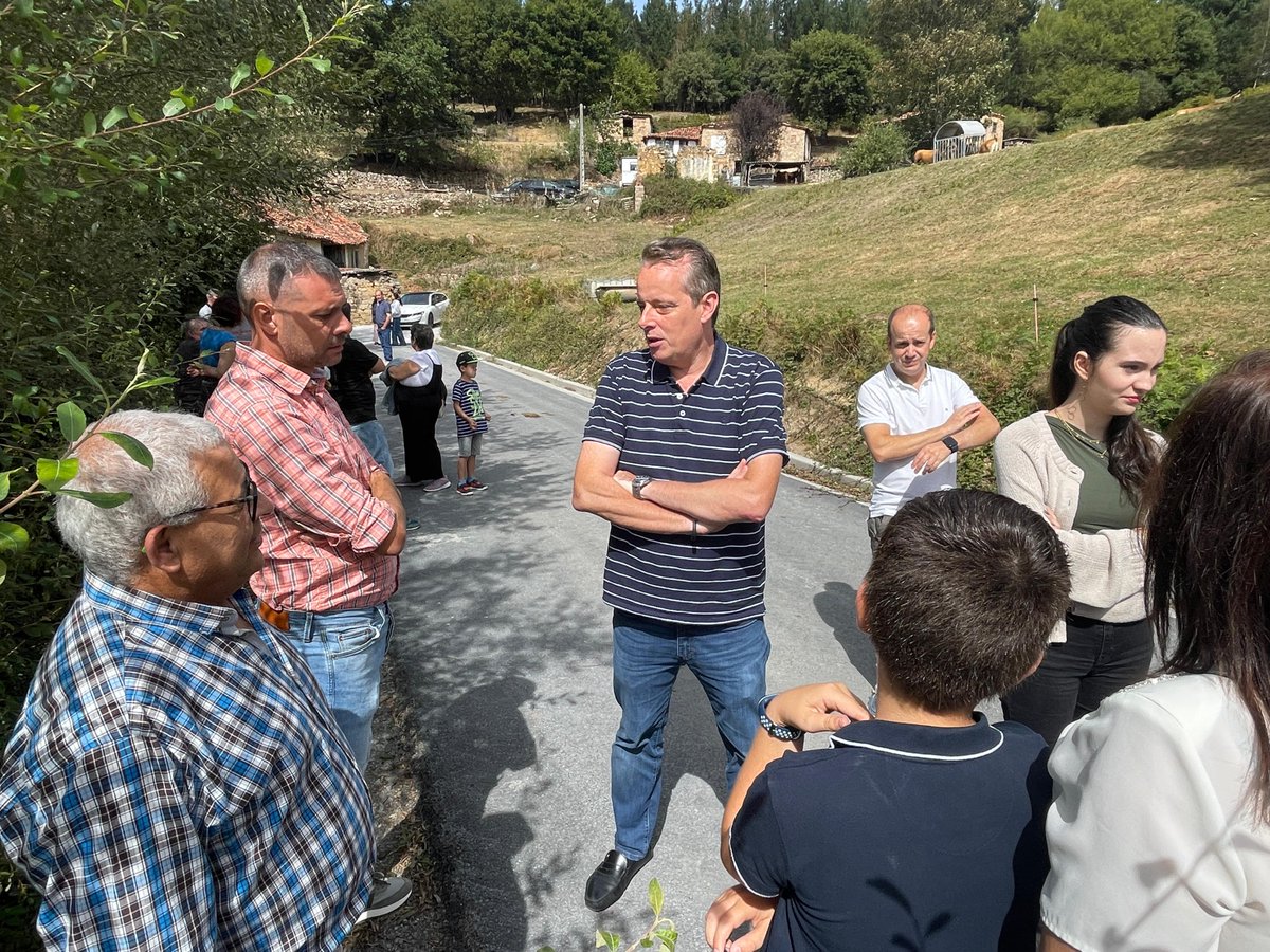 🚜 El consejero de <a href="/MRuralAsturias/">Consejería Medio Rural y Política Agraria</a> ha visitado hoy el camino de acceso a La Silva (Tineo), acondicionado con una inversión de 606.204 € financiada en un 60% con fondos #Feader #PAC 2023-2027. La actuación mejora el acceso a fincas y explotaciones agrarias y facilita el paso de
