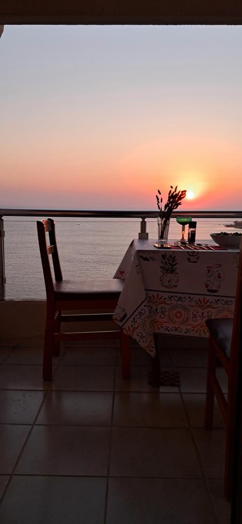 Birkez daha burada kucakladı günbatımını gözlerim...
