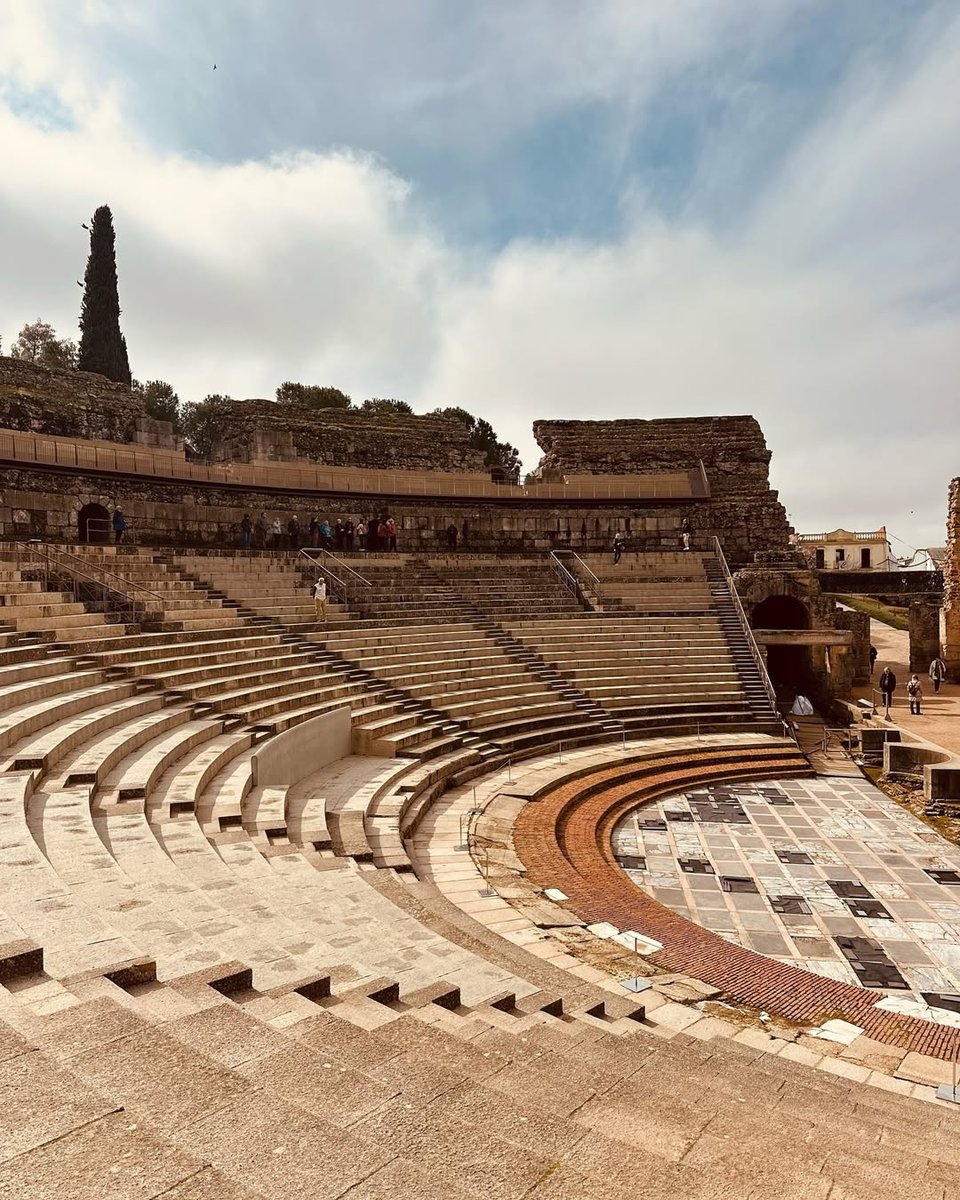 EspanaEnLatam's tweet image. 🎭 Construido en el 16 a.C., el Anfiteatro Romano de #Mérida recibía a 15.000 espectadores y hoy permite viajar en el tiempo a una de las ciudades más importantes de Hispania🏛️

#VisitaEspaña #España #Extremadura #PatrimonioMundial #UNESCO #TurismoCultural #ThinkYouKnowSpain