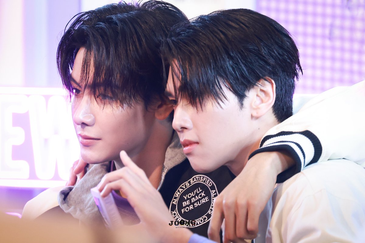 JoongOfficialTH's tweet photo. มันจะดีนะ 😘🤭

FLEXMOVEPOWDER X JOONGDUNK

@ChenRcj #จุงอาเชน #JoongArchen 
#MaybellinexJoongDunk
@dunknatachai #dunknatachai
#จุงดัง #JoongDunk https://t.co/daN7pwpvey