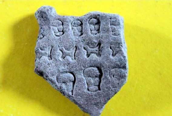 台東大武發現神秘矮黑人文化遺址 出現骷髏圖騰 (歡迎按愛心轉推~)
排灣族口傳歷史矮黑人最後居留地台東大武工作地遺址，
最近出土骷髏頭圖案的陶甕，當地文史工作者認為是矮黑人圖騰；
也有考古專家認為，應是排灣族文物，但排灣族對骷髏頭相當忌諱，不可能將骷髏頭作為圖騰，其他原住民更不可能，