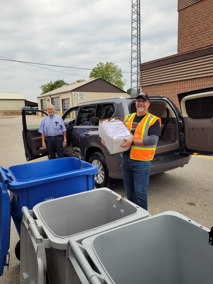 CSGWtips's tweet image. John Ewen of #Fergus is the first customer at the #MountForest #ShreddingEvent! Thank you for your support. #CSGW Past Chair Deryck West is on the job! 

 We are open! At the @wellnorthfire until noon, or we fill the truck!
#Fundraiser #WellingtonNorth