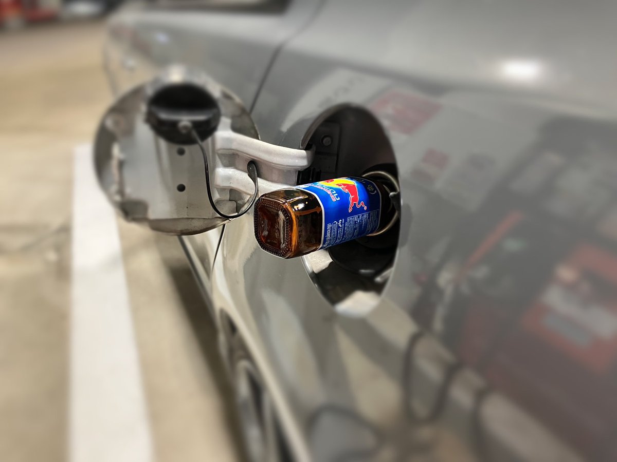 Power!!!!!!!!
本国タイのレッドブル瓶は“効く”🇹🇭
これで1.8L NAフォルティスでもエボ10級の翼が生えるはず
#RedBull