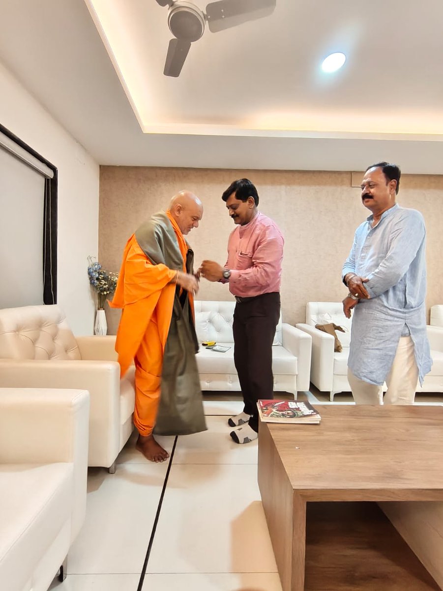 કેટલીક મુલાકાતો જીવનભર હૃદયમાં રહી જાય છે… 🌸

હાલમાં પ. પૂ . શ્રી જ્ઞાનવત્સલ સ્વામીજી સાથે મળવાનો આશીર્વાદ મળ્યો.

સ્વામીજી એ આરોગ્ય અને આધ્યાત્મિકતાના સંબંધ વિશે વાત કરી. આવું મને લાગ્યું જાણે ગુમ થયેલો વિદ્યાર્થી પોતાનો ગુરુ મેળવી લે.

આ અનુભવ માટે હું શબ્દો પારનો આભારી છું🙏