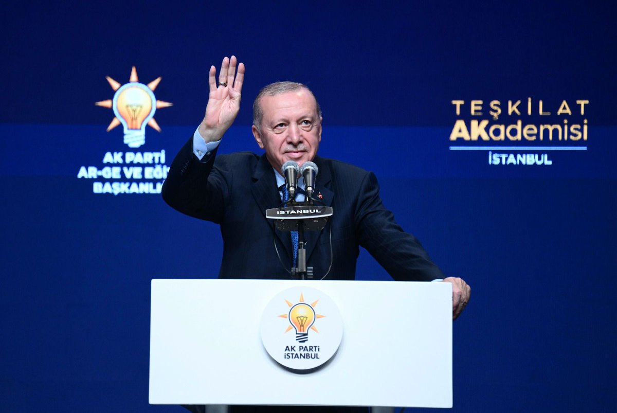 Akparti's tweet photo. “10 yıllardır Türkiye'nin iç ve dış siyasetini terör sopasıyla dizayn etmeye alışanlar bu sefer boşuna kürek çekmektedir. Buradan geriye dönüş olmayacak.”

Genel Başkanımız ve Cumhurbaşkanımız Sayın Recep Tayyip Erdoğan, Teşkilat Akademisi Kapanış Programı’na katıldı. https://t.co/x6bIrM3T3y