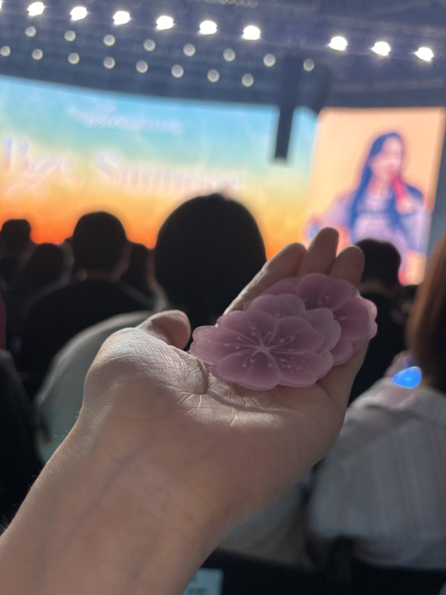Nyaneuneu's tweet photo. 아이유 언니가 선물줬다 💗✌🏻 https://t.co/PIeK30wSad