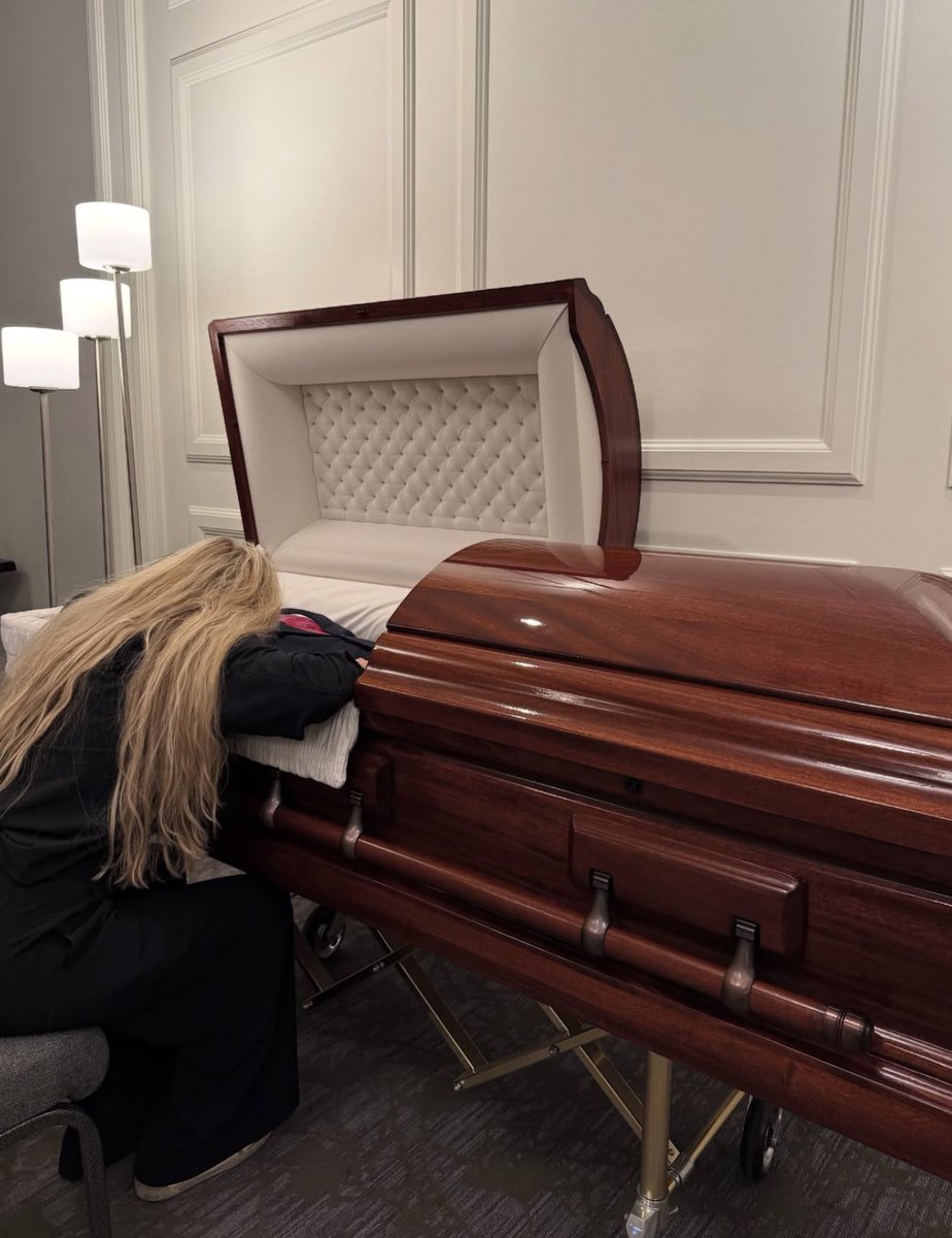freya_leo's tweet photo. THIS IS THE MOST HEARTBREAKING PHOTO ON 𝕏 RIGHT NOW. CHARLIE KIRK SHOULD BE HERE https://t.co/iVzkU7SCmV