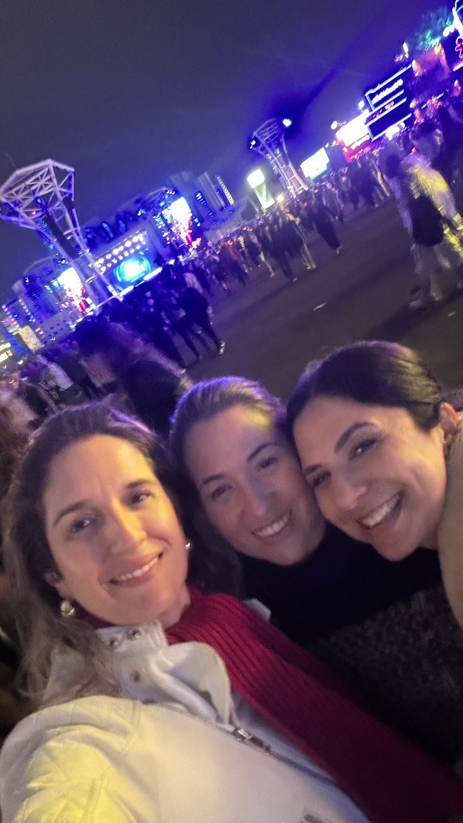 Curtindo o autódromo de outra forma ontem . Backstreet Boys com a irmã e a amiga fanática no #TheTown2025 #BackstreetBoysNoTheTown
