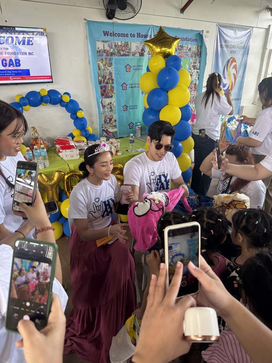 ELLAtagaca's tweet photo. Hearts are full 

HYGAB SHARES THE LOVE https://t.co/l4Pe9tnn9S