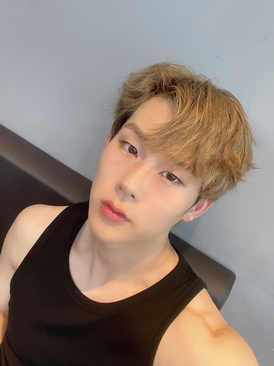 OfficialMONSTAX's tweet photo. 토요일도 끄읕!!🖤 #주헌 https://t.co/rSc3gWMiZy