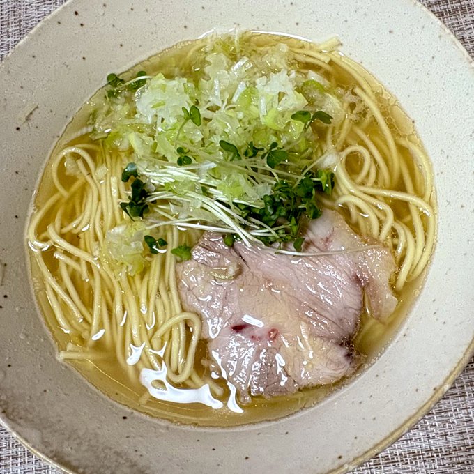 久しぶりのおうちラーメン
鶏ガラ、豚足、煮干しの塩ラーメン
塩だれにナンプラーを入れてみたのがいい感じに作用した 