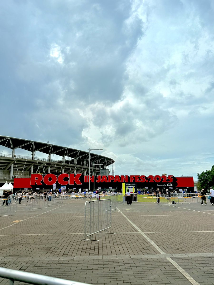 a_9s24's tweet photo. ロッキン1日目 無事終了✨
雨が降ったり止んだりだったけど
どのアーティストも最高やった！
2日目も楽しむぞ❤️‍🔥

 #ロッキン  #RIJF2025 
 #日曜日だし邦ロック好きと繋がりたい https://t.co/mLt0DnNrZV