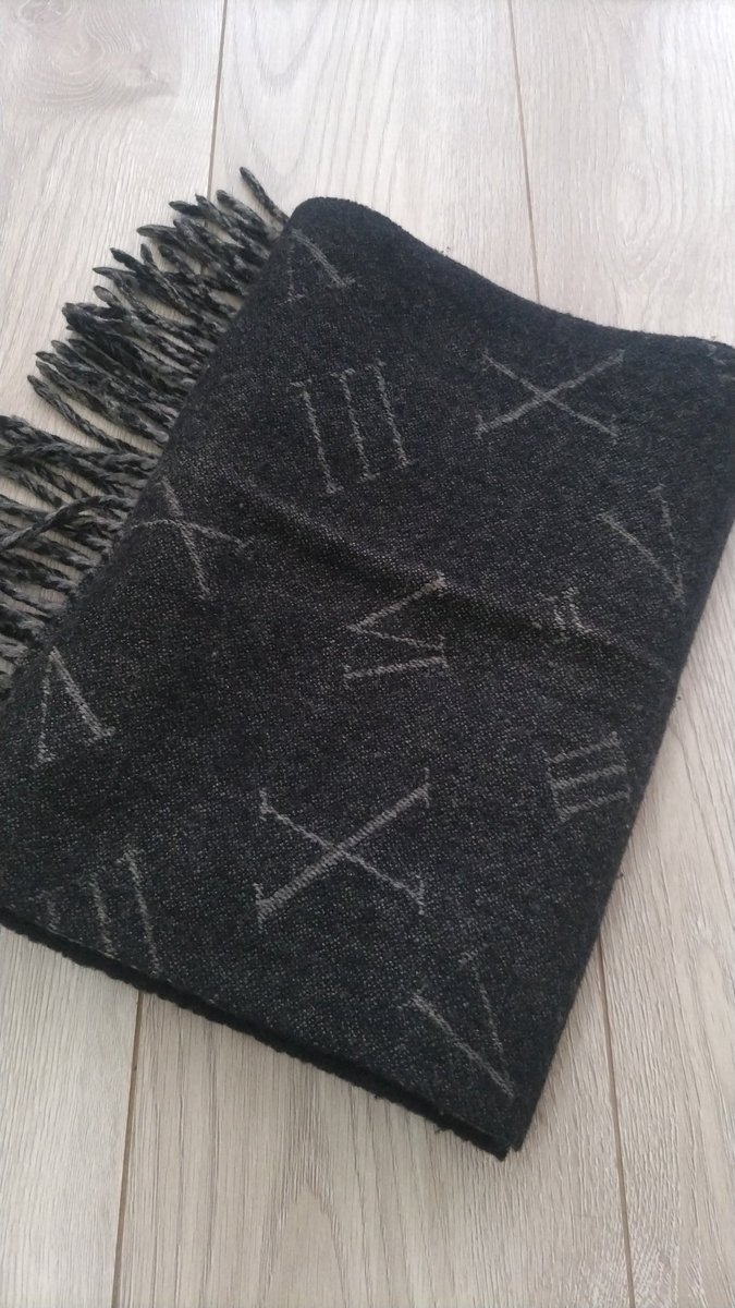 【手放し216個目】
今の旦那さんと出会ってから11年。
このマフラーをつけているところを見たのはたった1回。。。
流石にもぅ使わないよね。。。
手放します！
#1日1捨