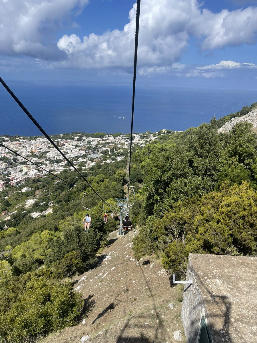 久しぶりにアナカプリのCetrellaまで歩いた〜途中､野生の山羊にも遭遇🐐景色の良いピクニックエリアでパニーノを食べて､普通なら歩いて戻るけれど、今回はソラーロ山までさらに歩き､チェアリフトで降りてきました。時々吹く風が気持ち良かった〜❤️