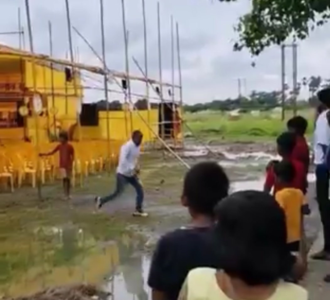 लो भाई BJP के बाद अब जन सुराज वाले प्रशांत किशोर पांडे ने भी मनीष कश्यप को भगा दिया मंच पर जगह नहीं दी। 

कार्यक्रम के बीच ही कुर्सी फेंककर भागता हुआ नजर आया मनीष कश्यप।