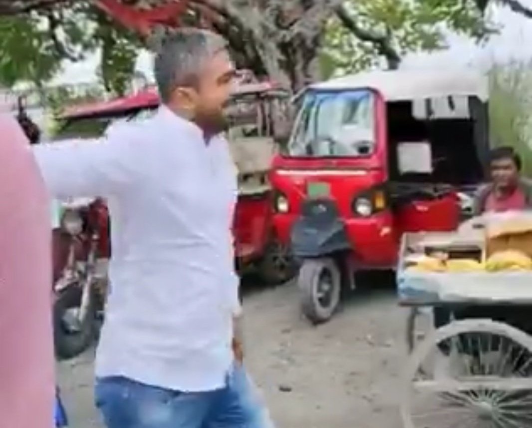 मनीष कश्यप को लगता हैं कि वो बहुत बड़ा सेलिब्रिटी हैं, वह पूरे देश में बहुत लोकप्रिय हैं, 
इसको चाहिए VVIP ट्रीटमेंट हर जगह, 
पहले BJP वालों ने लात मारकर भगाया, 
और अब जन सुराज वाले प्रशांत किशोर पांडे ने भी मंच से भगा दिया।