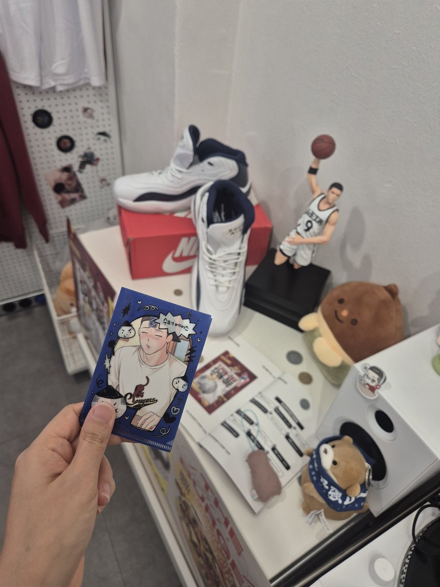 trashalchemist's tweet photo. 정우성 유니버시티 카페 스핀오프에 다녀왔습니다! 구석구석 곳곳에서 우성이에 대한 애정이 보일 만큼 멋졌어요.
카페 안에서 제일 많이 한 말: 야! 이거 진짜같다!!!!!!!
#더_넓은_세상에서_빛날_너를_응원해
#코트_위의_09적인_에이스는_빛나는_너 https://t.co/HH7w6UJqEe