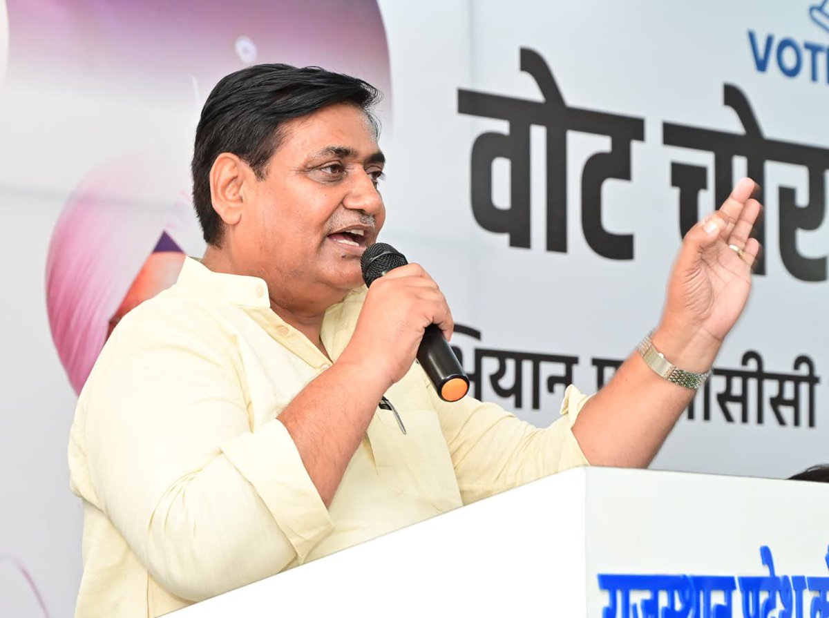 GovindDotasra's tweet photo. #वोट_चोर_गद्दी_छोड़ अभियान को लेकर पीसीसी में विधानसभा समन्वयकों के साथ बैठक की एवं भाजपा व चुनाव आयोग की वोट चोरी की सच्चाई जन-जन तक पहुंचाने का संदेश दिया। https://t.co/tXtFdfd7IF
