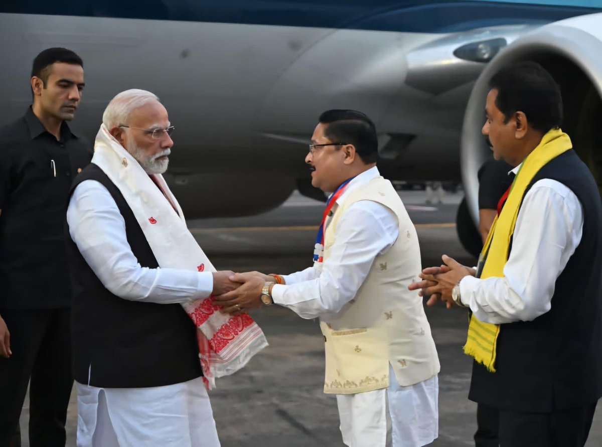 DilipSaikia4Bjp's tweet photo. Hon’ble Prime Minister Shri @narendramodi Ji arrives in the sacred land of Assam to a warm and heartfelt welcome.

#AssamWelcomesModi https://t.co/JCEvtTezrv