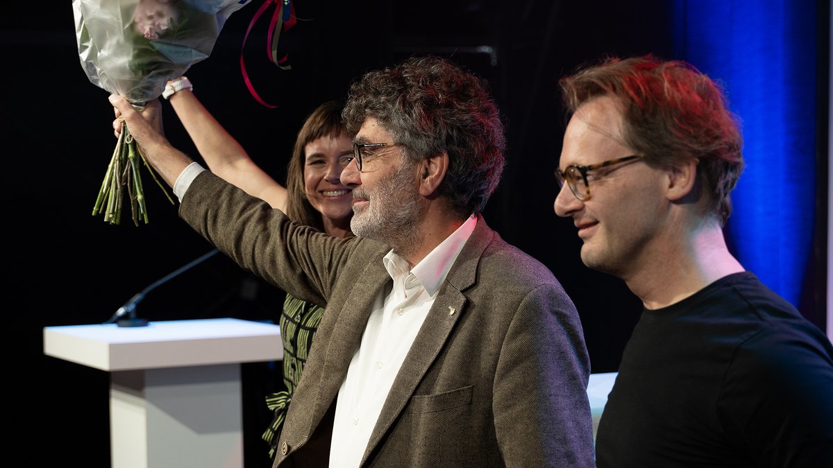 Een bijzonder moment.
Henk van Gerven heeft zojuist onder luid applaus de hoogste onderscheiding van de SP ontvangen, de Gouden Tomaat.
Welverdiend, voor zijn jarenlange inzet voor de SP en voor een sociaal Nederland.