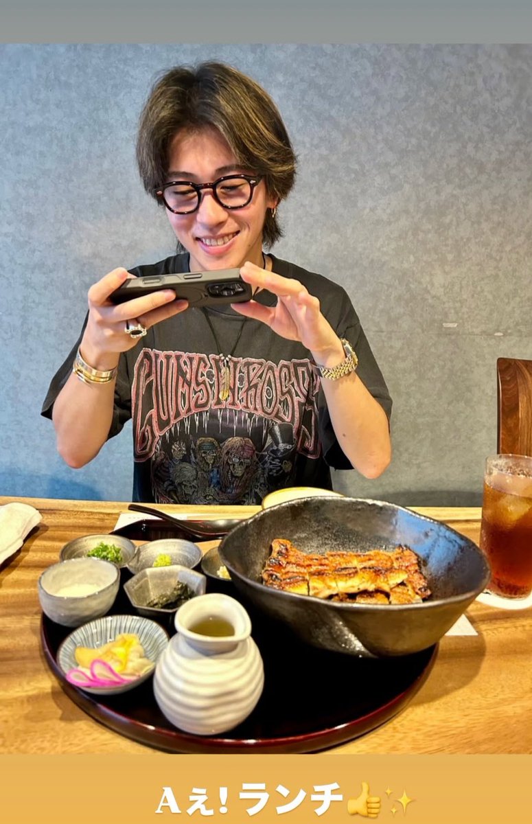 s2__siy's tweet photo. 木村拓哉さんのインスタストーリーにせいやくんのソロショットが載っているという夢のような状況でなんとも素敵な土曜の昼下がりになりました、せいやくんおめでとう( ◜ᴗ◝ ) https://t.co/rKn3oJ1WfT