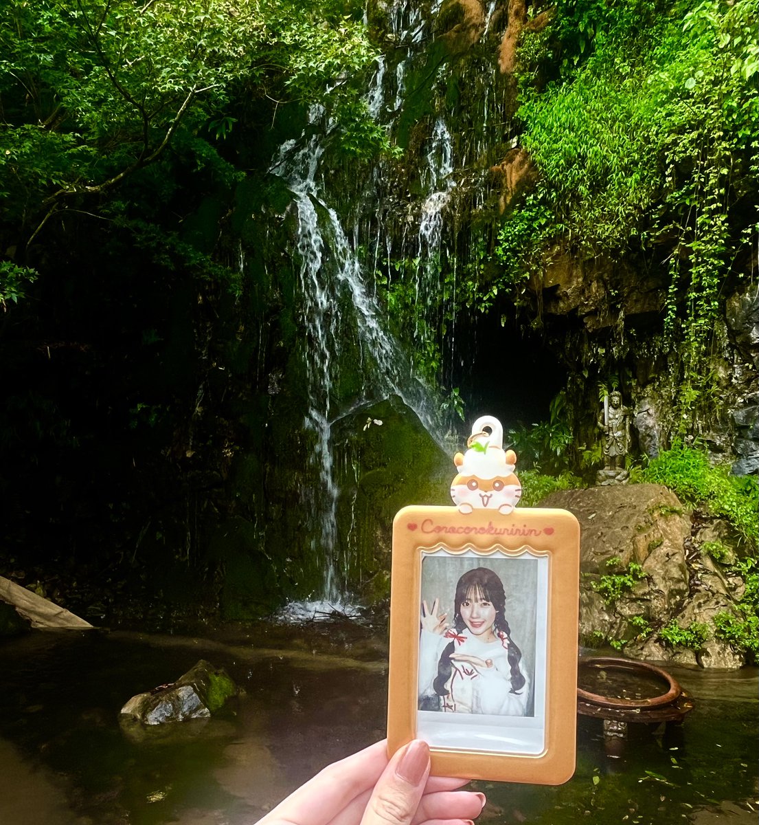 ちっちゃい滝を紹介してくれる笑瑠ちゃん