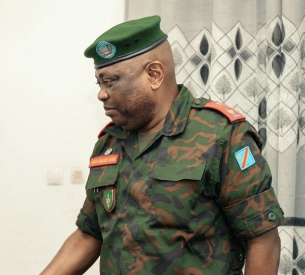 afrikarabia's tweet photo. #RDC #FARDC L'armée congolaise annonce le décès du Gal Daniel #Mwaku Mbuluku, commandant de la 33e région militaire basée à #Uvira. Sa disparition replace son adjoint Olivier #Gasita, accusé de collusion avec le #M23 par le seul fait d'être tutsi, en première ligne. https://t.co/NDbZg7JsP9
