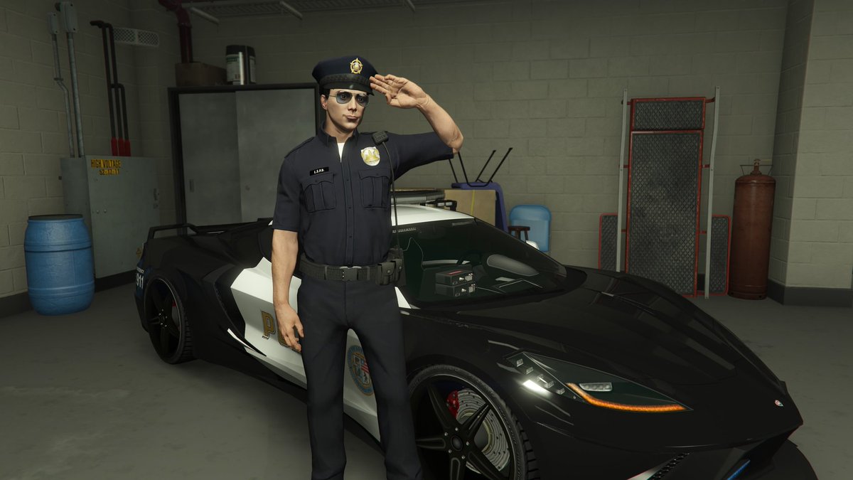 LSPD_0514's tweet photo. この日を2017年から待っていた⋯
やっと正式な制服を着ることが出来た！
もうLSPDクルーは解散したけどあの日々は青春だった！
LSPDクルー万歳!!
@Los_LSPD https://t.co/CfUhe9Ew0B