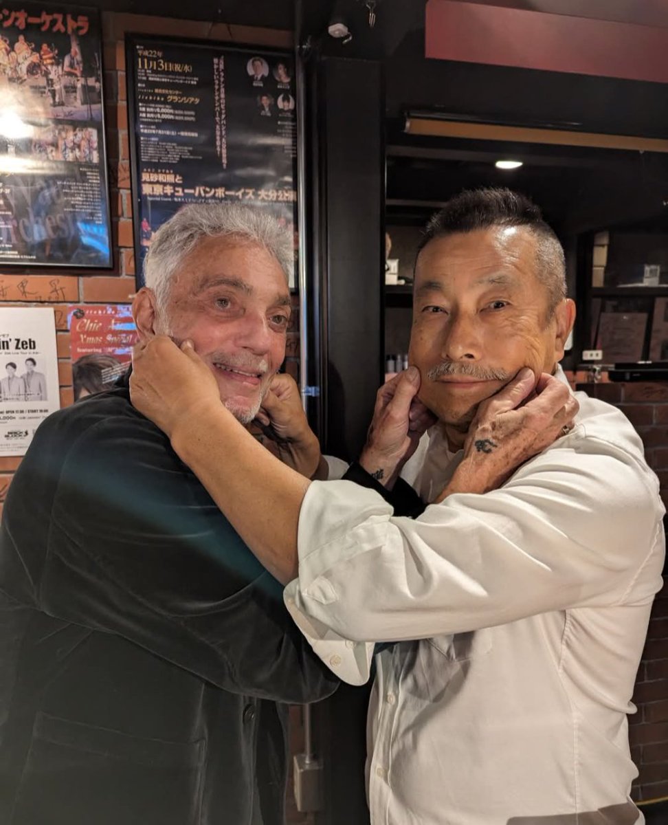 gomennetaro's tweet photo. 引用RTさせていただきますことお許し下さい。
幅広なジジイが写っております故せっかくの景色が見えませんのでこんな感じを。
+宣伝
惜しまれながらも閉店した孤独のグルメでも話題になりました高井戸EATにて修行しておりました。
杉真理さんも愛したミートパトラをたまに提供しております。
今回は21日(日)のウィリアムス浩子さんのライブと
そしてそして10月23日24日にスティーブガッドBHGプロジェクトの公演前にご提供できればと企んでおります。
ガッド神は今回100名規模のライブハウスはブリックブロックだけです。
どのお席からでもガッド神が間近に見られます。
神をも恐れぬ古参マネージャーも心より全国からのお客様のご来店をお待ち申し上げております。